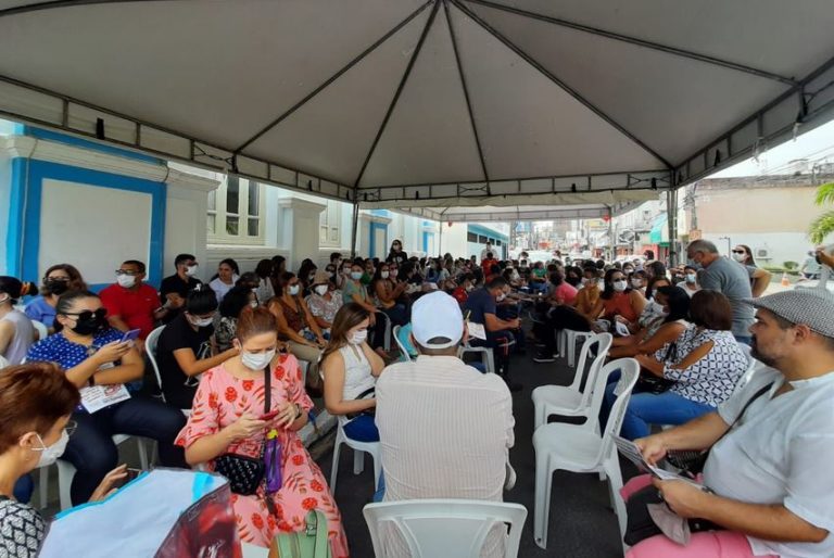 Sem reajuste há 8 anos, servidores da saúde de Natal paralisam atendimentos e fazem protesto em frente à prefeitura