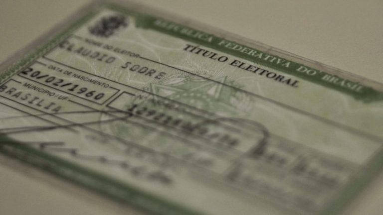 É falso que a Justiça Eleitoral esteja cancelando título de quem tem mais de 70 anos