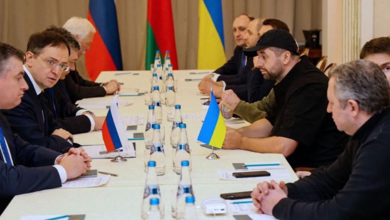 Segunda rodada de negociações entre Rússia e Ucrânia por cessar-fogo é adiada
