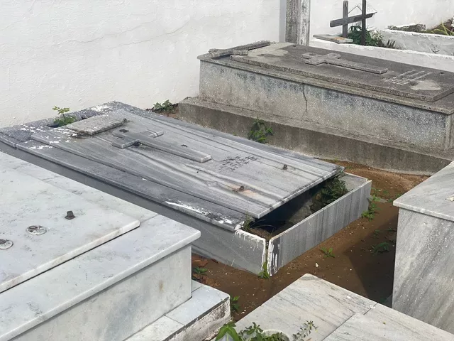Criminosos depredam túmulos e furtam peças de metal no cemitério público de Ponta Negra