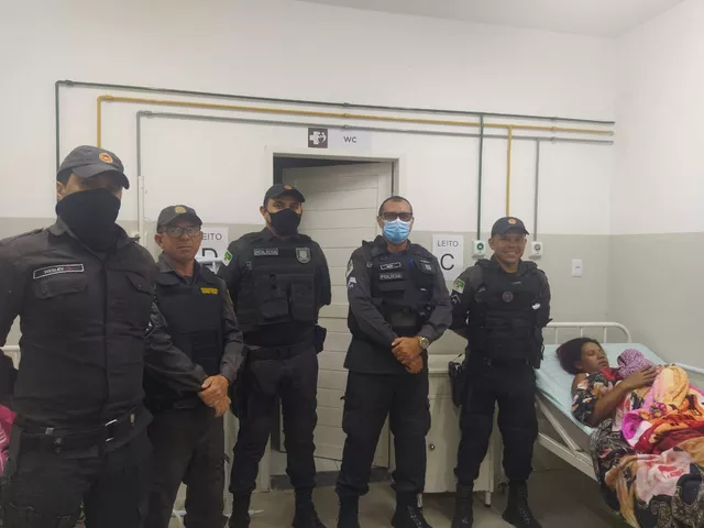 Mulher em trabalho de parto é socorrida por policiais e bebê nasce dentro de viatura no RN