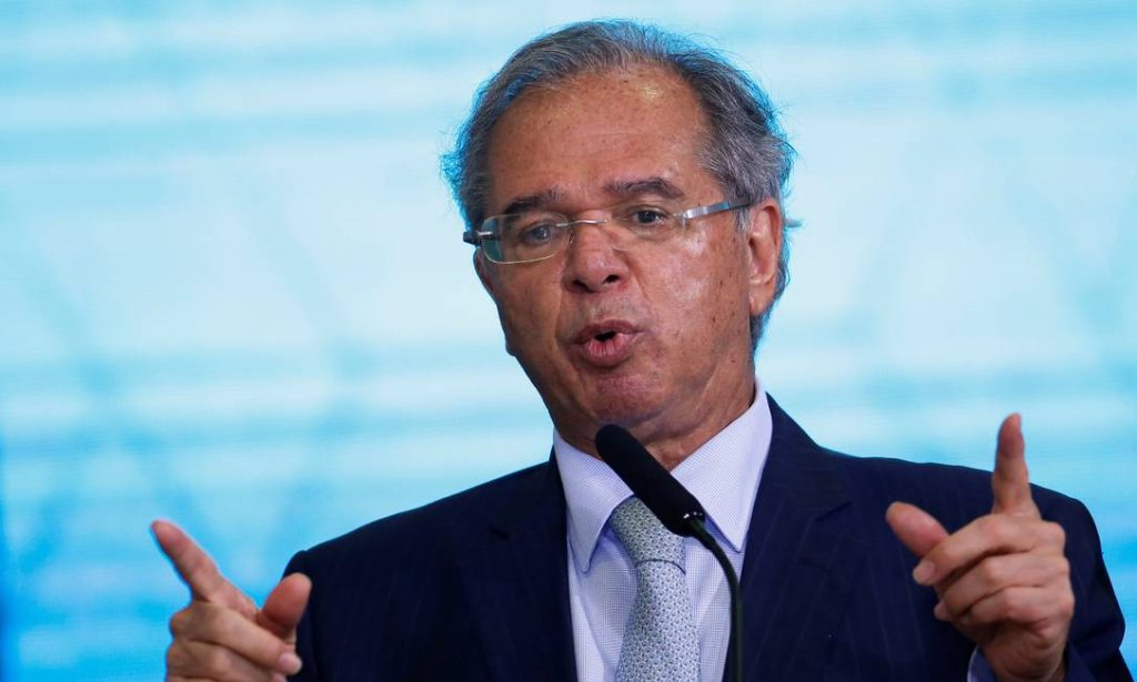 “Só maluco congela preço”, diz Guedes sobre combustíveis