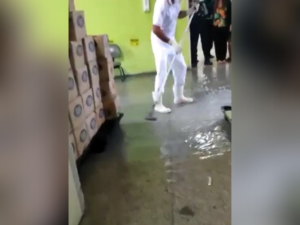 Água da chuva invade corredores do Hospital Giselda Trigueiro