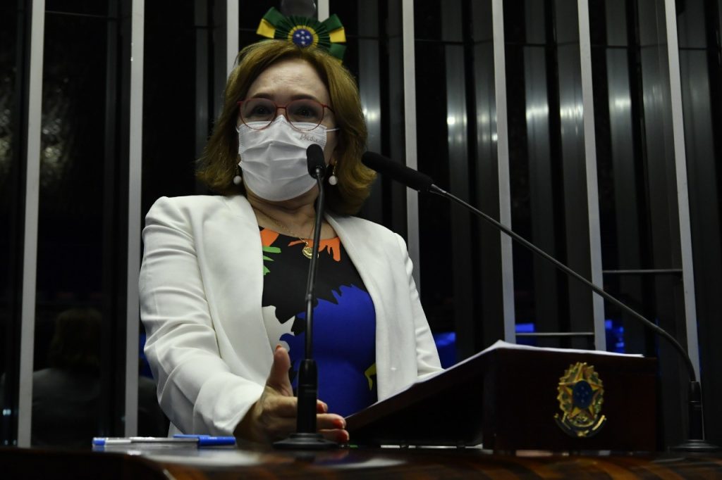 Zenaide comemora a derrubada do veto à Distribuição de Absorventes