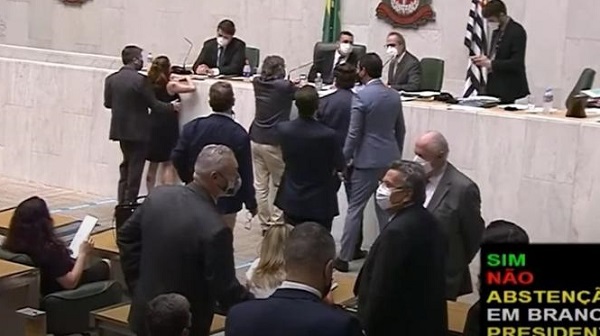 Deputado minimiza declaração de que Isa Penna teve ‘sorte’ por ter sido assediada