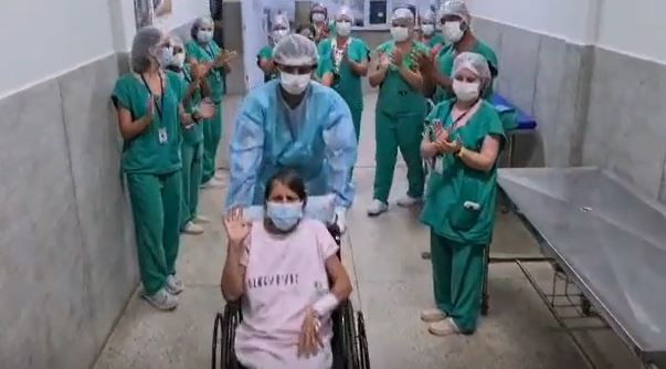 Última paciente com Covid do Hospital João Machado em Natal tem alta e funcionários registram despedida