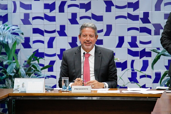 Lira recorre a STF para Câmara decidir sobre cassação em casos como o de Silveira