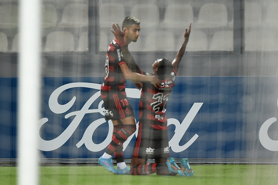 Flamengo vence, Athletico empata e Corinthians perde