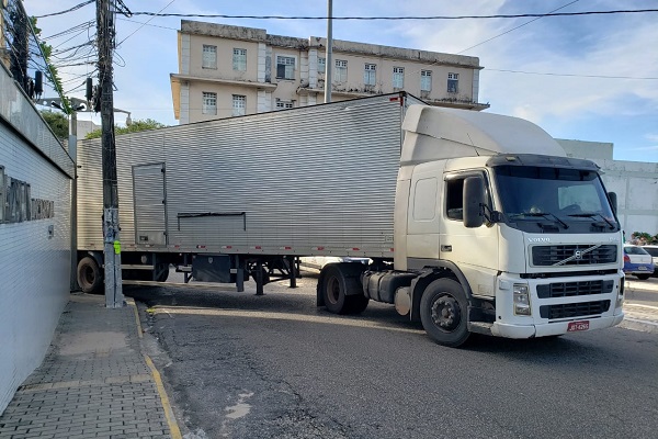 Carreta fica presa em cruzamento e trava trânsito na frente do HUOL