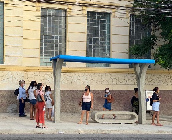 Prefeitura inicia instalação de 300 abrigos de passageiros