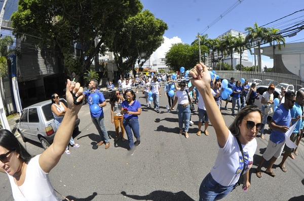 Pais de crianças autistas fazem protesto em frente a Unimed Natal