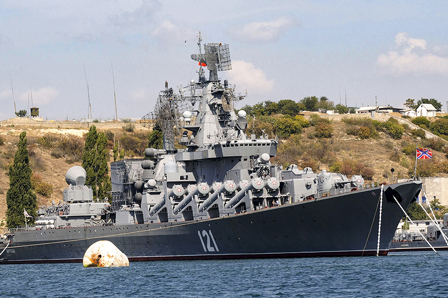Navio de guerra russo afunda após explosão no Mar Negro