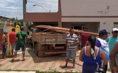 Caminhão desgovernado invade residência no centro da cidade de Pendencias, no vale do Açu