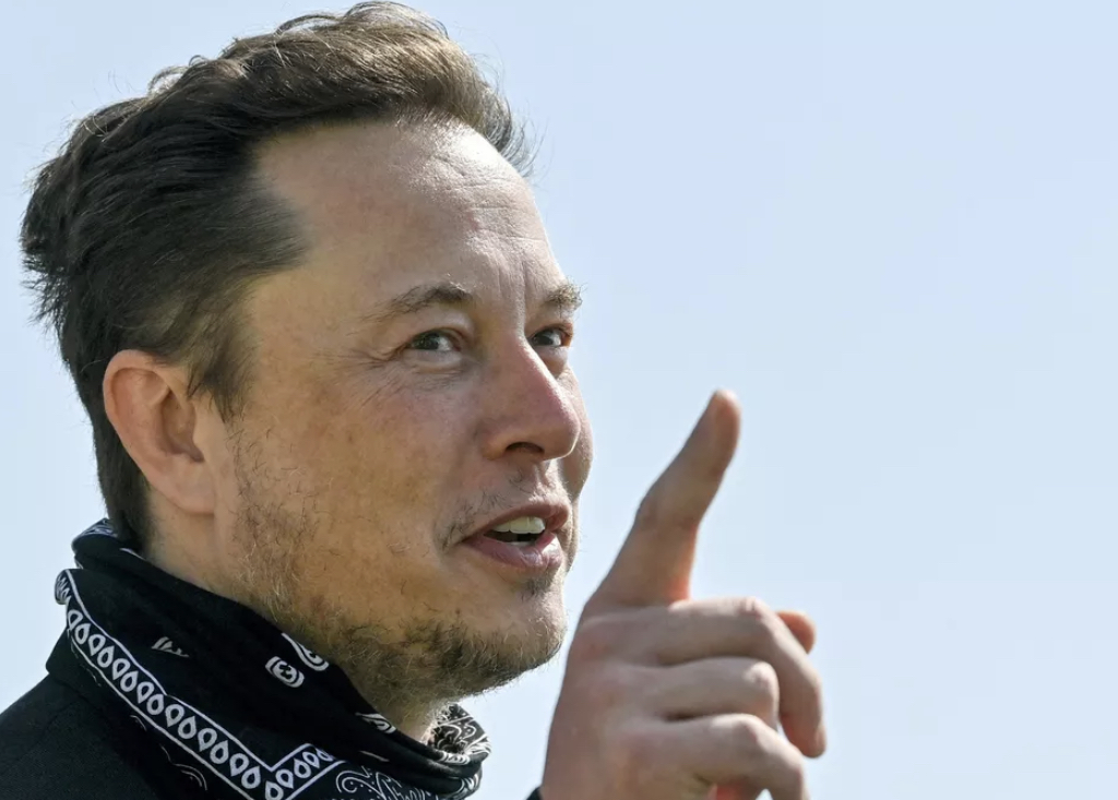 Elon Musk diz que não tem casa própria e mora em imóveis de amigos