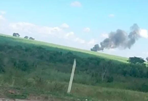 Avião da Esquadrilha da Fumaça cai em Pirassununga; piloto e mecânico ejetam e são resgatados