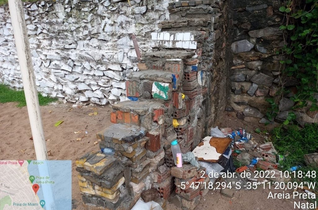 Fiscalização identifica construção clandestina de uma escadaria na Praia de Areia Preta