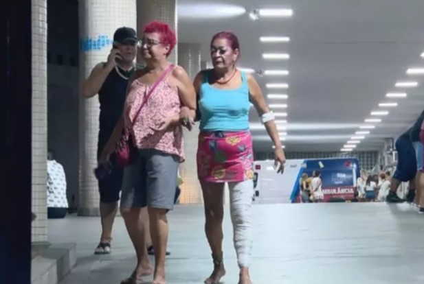 Mulher imprensada por carro alegórico no Rio é ex-chacrete