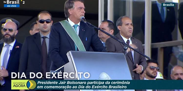 “A alma da democracia repousa na tranquilidade e na transparência do sistema eleitoral”, diz Bolsonaro em discurso no Dia do Exército
