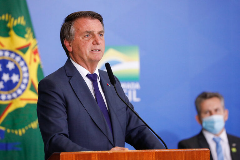 Bolsonaro afirma que Forças Armadas podem levar o país à normalidade
