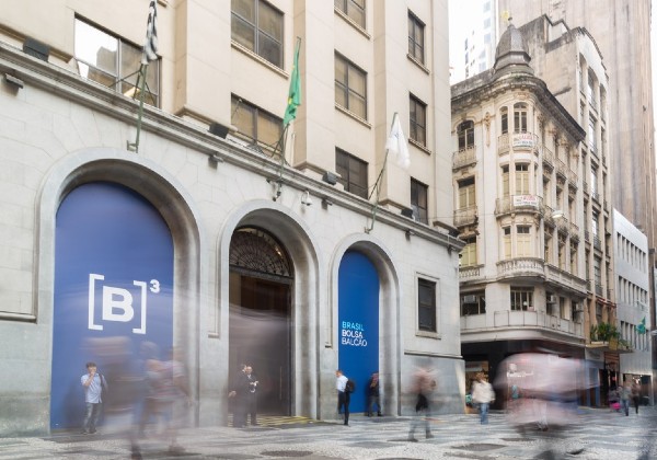 Inflação no país e no exterior derruba a B3 no começo da semana