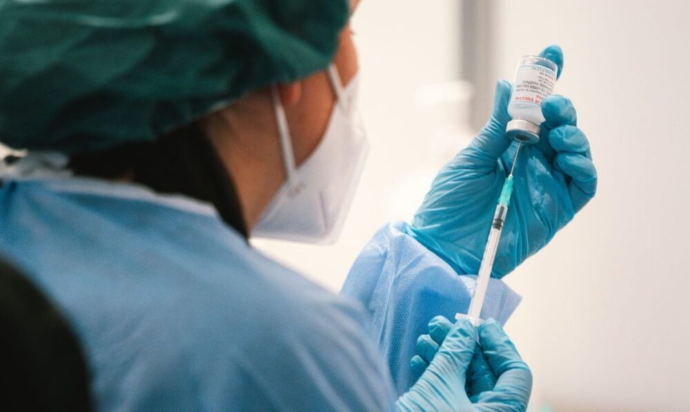 Número de casos e de mortes por covid-19 continua caindo nas Américas