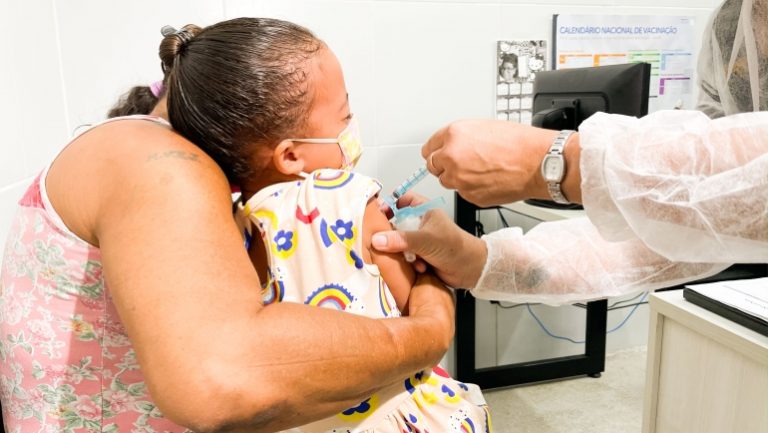 Crianças são monitoradas em Pernambuco após receberem vacina errada contra a Covid