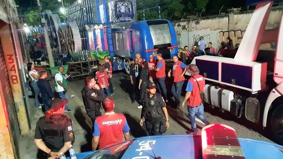 Menina de 11 anos perde perna fica em estado grave após acidente com carro alegórico no Rio