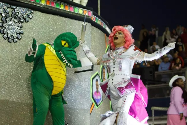 Bolsonaro debocha de ‘presidente jacaré’ apresentado no carnaval de SP