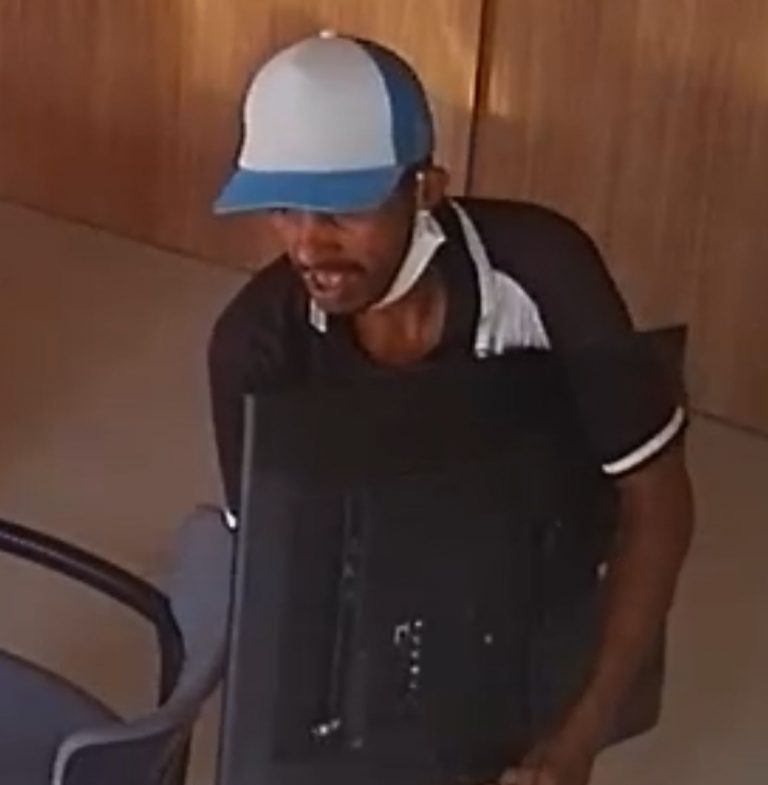 Polícia procura criminosos que arrombaram loja da TCM e furtaram Televisores no Centro de Mossoró
