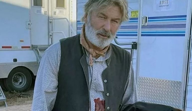 Alec Baldwin é inocentado de investigação após morte de diretora em set