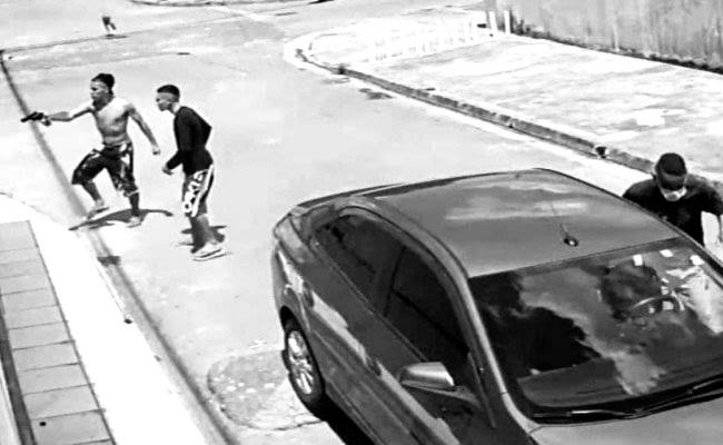 Criminosos fazem arrastão em casa na praia de Barreta e roubam arma de sargento da PM