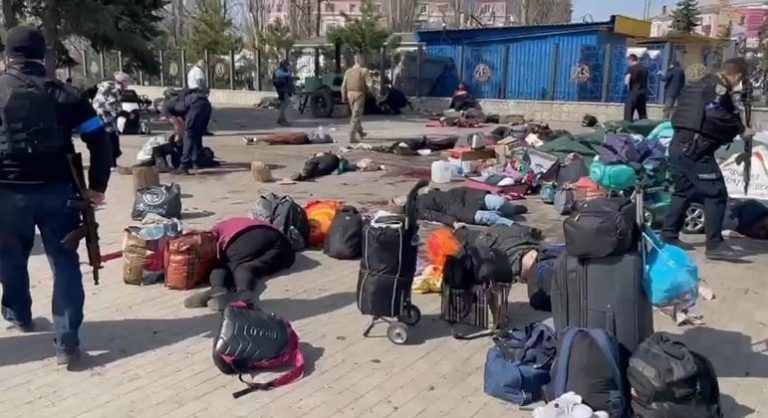 Mais de 30 pessoas morrem em ataque russo a estação na Ucrânia
