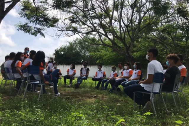 Com aparelhos de ar-condicionado encaixotados há 3 anos, alunos de escola estadual têm aula embaixo de árvores por causa do calor