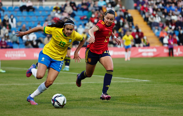 Seleção feminina joga mal o 1º tempo, se recupera no 2º e empata com a Espanha