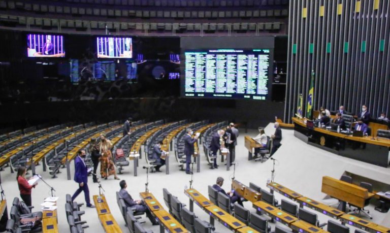 Congresso promulga emenda com anistia a partidos que descumpriram cotas mínimas de recursos para mulheres e negros em eleições passadas
