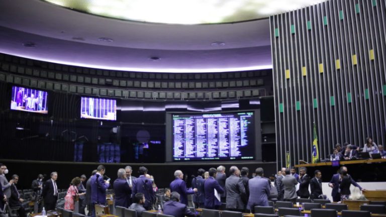 Câmara rejeita urgência para deliberação de projeto de lei das fake news