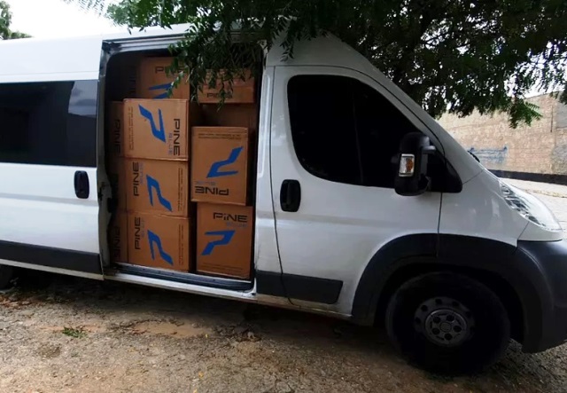 Polícia encontra 150 mil carteiras de cigarros contrabandeados dentro de van em Florânia (RN)