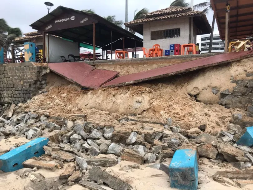 Trecho de ciclovia no calçadão da Praia do Meio desaba em Natal (RN)