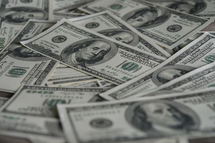 Dólar cai para R$ 4,76 e tem maior queda trimestral desde 2009; Bolsa recua, mas tem melhor trimestre desde 2020