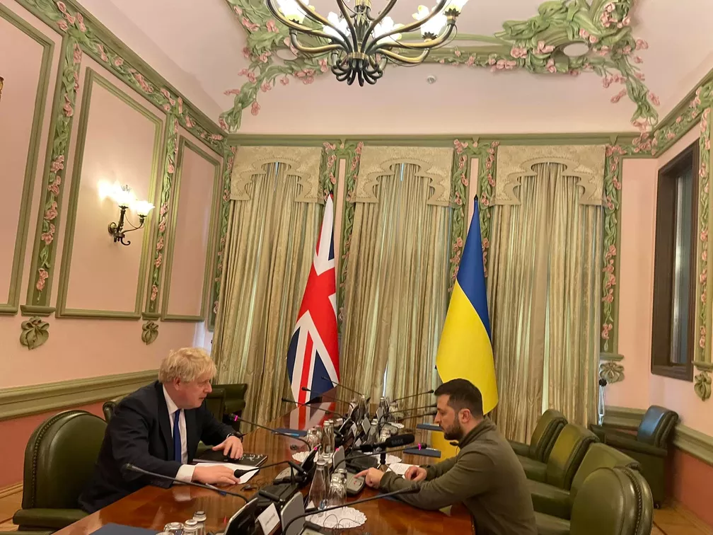 Boris Johnson faz visita surpresa a Kiev e se reúne com Zelensky; líder britânico promete aumentar sanções à Rússia
