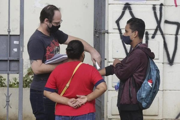 Passaporte da vacina: 77% dos brasileiros querem exigência em escolas