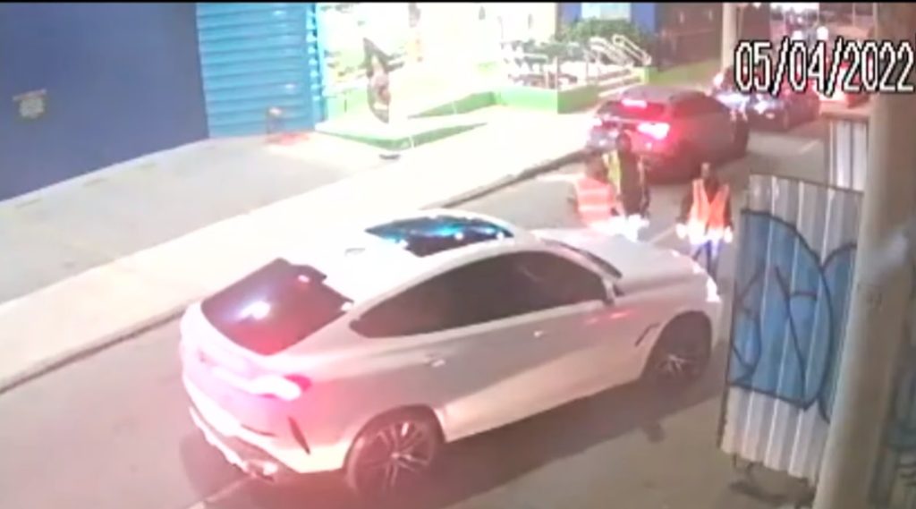 Quadrilha monta estacionamento falso para roubar veículos durante show