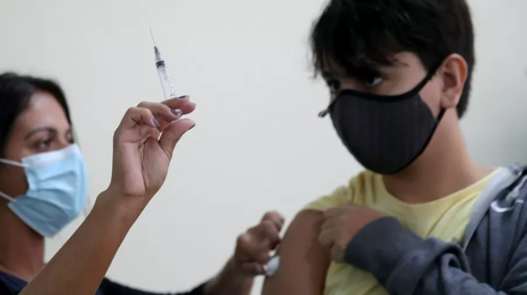 Covid: Nenhuma criança ou adolescente morreu por conta da vacina, diz Saúde
