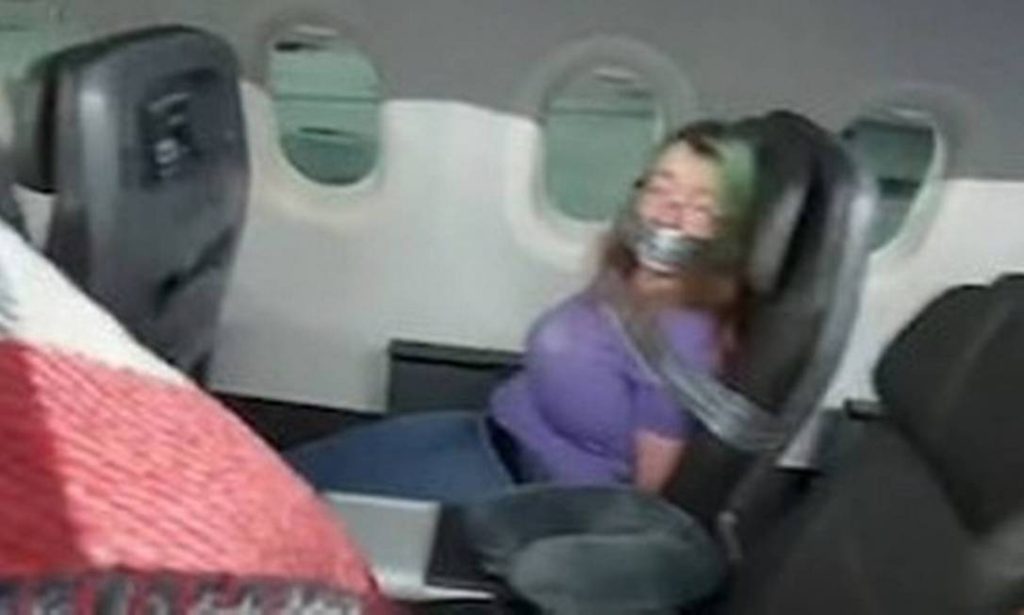 Passageira que foi presa com fita adesiva a assento de avião recebe maior multa da história
