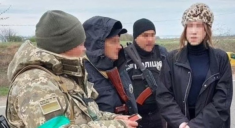 Homem se veste de mulher para não servir ao exército ucraniano