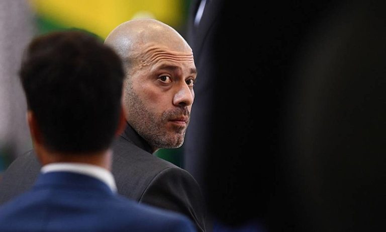 Parlamentares se articulam para derrubar decreto de Bolsonaro sobre Silveira