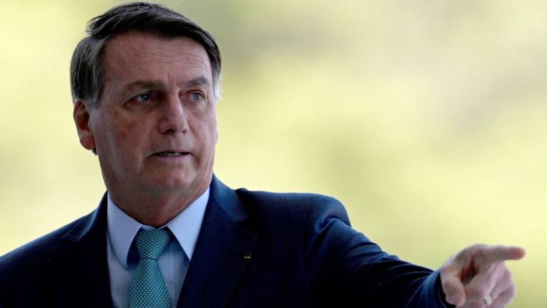 Bolsonaro cresce 7% entre os mais pobres e avança junto às mulheres, segundo pesquisa Ipespe