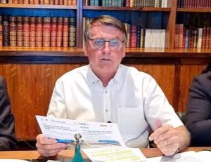 Bolsonaro defende compra de prótese peniana, botox e viagra pelas Forças Armadas, enfatizando que são utilizados em procedimentos de saúde