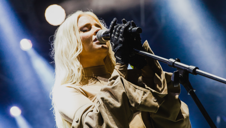 Luísa Sonza canta hits em Natal e dá recado a Bolsonaro: “Vamos tirar esse do poder”