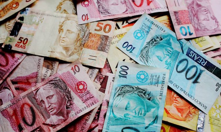 Governo propõe salário mínimo de R$ 1.294 para 2023